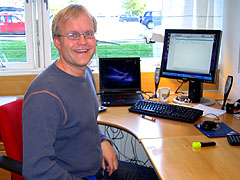 Bjarte Johannesen jobber med teksting på DAB-radio i NRK. Foto: Per Kristian Johansen, NRK