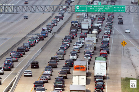 Titusenvis av biler står i kø på motorveiene ut fra Houston i Texas etter at myndighetene har bedt befolkningen om å komme seg i sikkerhet før orkanen Rita rammer kysten av delstaten. (Foto: Carlos Barria/Reuters/Scanpix)