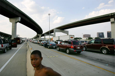 Tusener av biler har kurs ut av Dallas og vekk fra orkanen Rita. (Foto: Carlos Barria/Reuters/Scanpix)