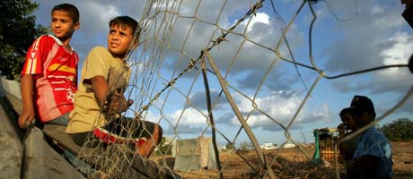 Palestinske gutter ved et hus som ble ødelagt i nattens angrep. (Foto: S.Salem, Reuters) Palestinske gutter ved et hus som ble ødelagt i nattens angrep. (Foto: S.Salem, Reuters)