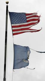 USAs og statens Louisianas flagg får gjennomgå av "Rita". (Foto: R. Gershon, AFP) USAs og statens Louisianas flagg får gjennomgå av "Rita". (Foto: R. Gershon, AFP)