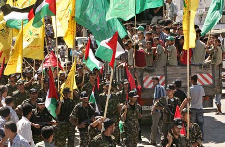 Militante fra Fatah deltok i dag i begravelsen til de 15 som ble drept under Hamas-paraden i går. (Foto: A.Jadallah, Reuters) Militante fra Fatah deltok i dag i begravelsen til de 15 som ble drept under Hamas-paraden i går. (Foto: A.Jadallah, Reuters)