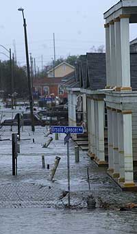 For andre gang på kort tid oversvømmes gatene i New Orleans. (Foto: AP/Scanpix)