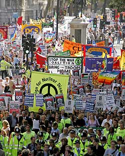 Demonstrantene mens de passerer Whitehall i London i dag. (Foto: AP/Scanpix)