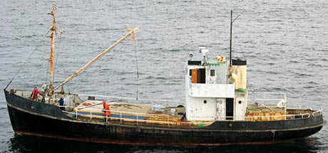 Mangla det meste: Båten var utan namn og sambandsutstyr og hadde verken godkjende sertifikat eller redningsutstyr. (Foto: KV Andenes)