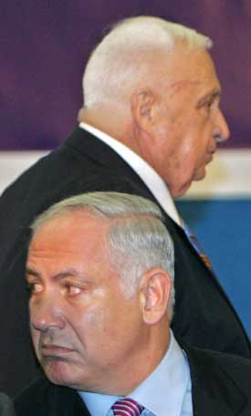 Ariel Sharon (bak) risikerer å tape for utfordreren Benjamin Netanyahu. Foto: Scanpix/Reuters.