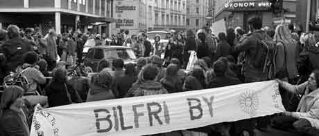 Demonstrasjon mot massebilisme og for bilfri by. Bildet er fra Oslo høsten 1978. Foto Henrik Laurvik / NTB / SCANPIX
