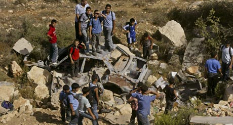 Palestinske skolegutter samlet seg på stedet der israelske soldater fant liket av den bortførte 50-åringen. (Foto: N.Nasser, AP)
