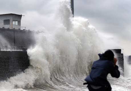 "Damrey" var den kraftigste tyfonen som hadde rammet Hainan siden 1973. Her slår den mot et kaianlegg (Scanpix / Reuters)