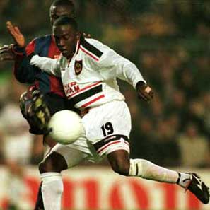 1998: Man Utds Dwight Yorke i kamp med Gbenga Okunowo i Mesterligaen. Man Utd vant den gjeve cupen det året. (FOTO: AP/ SCANPIX) 1998: Man Utds Dwight Yorke i kamp med Gbenga Okunowo i Mesterligaen. Man Utd vant den gjeve cupen det året. (FOTO: AP/ SCANPIX)