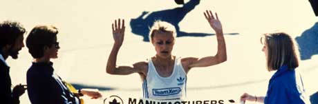 New York. 27. oktober 1985. Grete Waitz i aksjon, går i mål og vinner New York City Matathon 1985. Foto: AP / Scanpix