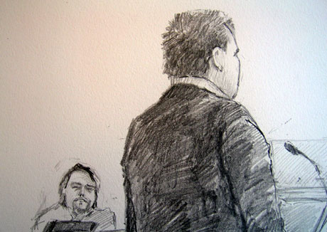 Sandnesmann (26) i rettssalen med David Toska i bakgrunnen. Tegning: Ingrid Haukelidsæther