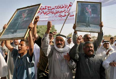 Ramadi er eit stttepunkt for opprrarane i Irak. Her demonstrerer tilhengjarar av Saddam Hussein tidlegare denne veka. (Foto: AP/Scanpix)