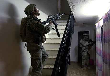 IRAK: Amerikanske soldater gjennomsker et hus i byen Anah i det vestlige Irak. Foto: REUTERS/USAF/Tech. Sgt. Andy Dunaway/Handout