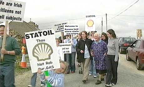 Det har vore fleire store demonstrasjonar mot Statoil og Shell. (NRK-foto)