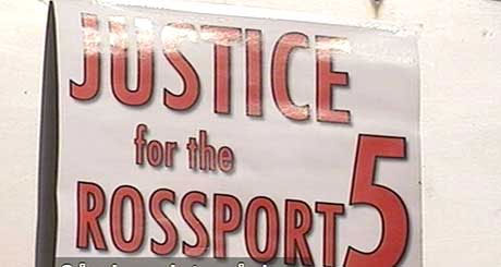 Rettferd for "The Rossport 5" står det på dette banneret. (NRK-foto)