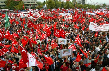 Tyrkiske nasjonalister demonstrerte i Ankara i dag. (Foto: Reuters/Umit Bektas