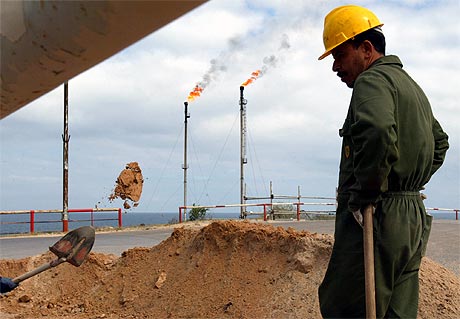 OLJELAND: Libya har vært OPEC-medlem siden 1962. Landet sitter på store oljereserver og har en utbygd raffineringsindustri. Foto: AP/Scanpix.
