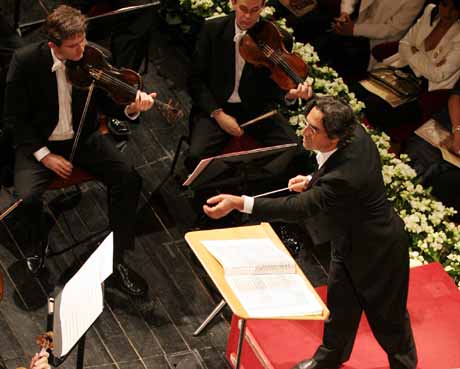 De ansatte ved La Scala krevde at den italienske dirigenten Riccardo Muti måtte gå av. Foto: Scanpix De ansatte ved La Scala krevde at den italienske dirigenten Riccardo Muti måtte gå av. Foto: Scanpix