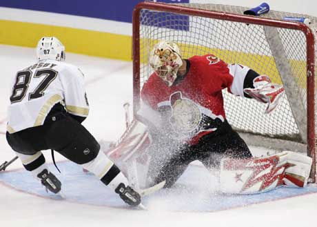Pittsburg Penguins Sidney Crosby forsøker å score på Ottawa Senators målvakt Ray Emery under en treningskamp før sesongstart i NHL. (Foto: AP Photo/Jonathan Hayward) 