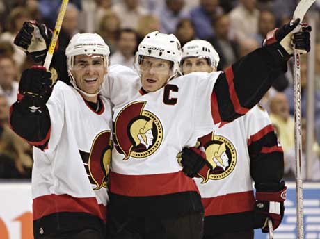 Ottawa Senator Daniel Alfredsson får gratulasjoner av lagkamerat Wade Redden etter årets første scoring i NHL (Foto: AP Photo/CP, Frank Gunn) 