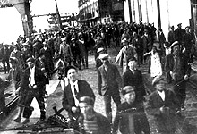 Mandag 8. juni 1931 braket politi og rundt to tusen demonstranter sammen ved Menstad. Foto: SCANPIX / Arkiv 