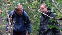 Per Olav og Alex på tur ut i skogen. Foto: NRK