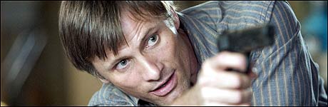 Det svirrer av rykter om Viggo Mortensen: Han skal være en sær skrue som drømmer seg bort, sjeldent vasker seg, og helst går barbent. Han er nå Norgesaktuell med rollen som småbyhelt i filmen”A History of Violence”. (Foto: SF Norge AS) Det svirrer av rykter om Viggo Mortensen: Han skal være en sær skrue som drømmer seg bort, sjeldent vasker seg, og helst går barbent. Han er nå Norgesaktuell med rollen som småbyhelt i filmen”A History of Violence”. (Foto: SF Norge AS)