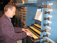 Reidar Hauge reddet orgelet. Foto: NRK