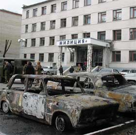 STORMET: Russiske sikkerhetsstyrker stormet i morgentimene i dag flere bygninger hvor det ble holdt gisler. Opprørerne ble drept og gislene frigitt. (Foto: AFP PHOTO / STR ) STORMET: Russiske sikkerhetsstyrker stormet i morgentimene i dag flere bygninger hvor det ble holdt gisler. Opprørerne ble drept og gislene frigitt. (Foto: AFP PHOTO / STR )
