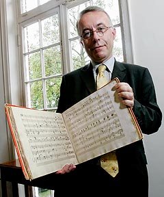 Dr. Stephen Roe ved Sotheby's viser fram det håndskrevne pertituret av Beethoven. Foto: George Widman, AP Photo / Scanpix.