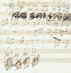 Bildet fra en av sidene i manuskriptet til Beethoven viser at det ble gjort mange strykninger og endringer. Foto: Sotheby's / Reuters / Scanpix.