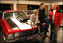 Geir Solheim og hans seks år gamle sønn Lars viser stolt fram sin 69-modell SS til Jan Erik. 