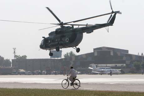 Et amerikansk Chinook-helikopter med nødhjelp til Kashmir. Fortsatt mangler helikoptre, sier Jan Egeland. (Foto: R.Vogel, AP)