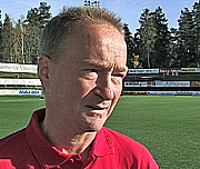 FK Tønsberg-trener Lars Olof Mattsson nekter spillerne sex ut sesongen. Foto: Per Foss, NRK.