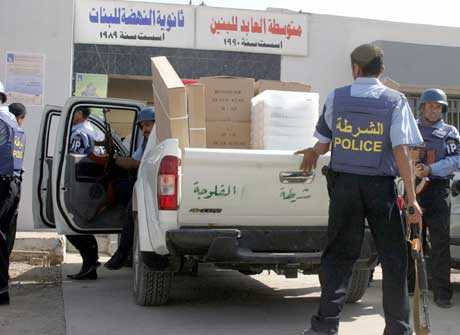 Væpnet politi beskytter valgmateriale ved et stemmelokale i det sunni-dominerte Falluja (Foto: Scanpix/Reuters)