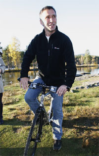 Kommende statsminister Jens Stoltenberg tok seg tid en søndagstur på sykkel rundt Sognsvann i Oslo etter å ha ringt rundt til de kommende ministre i den nye rød/grønne regjeringen. (Foto: Erik Johansen/Scanpix) 