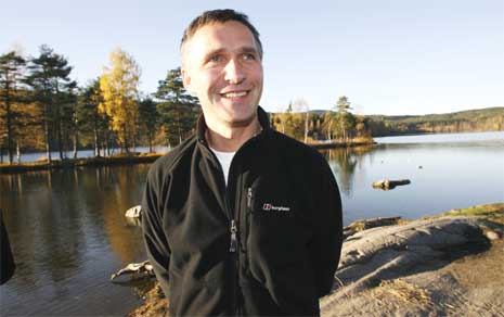 En smilende Jens Stoltenberg i høstsolen, har regjeringslisten klar. (Foto: Erik Johansen/Scanpix)
