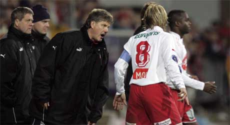 Fredrikstad-trener Knut Torbjørn Eggen gir instruksjoner til kaptein Dagfinn Enerly under eliteseriekampen mellom Fredrikstad og Molde på Fredrikstad stadion søndag. Kampen endte uavgjort 1-1 Foto: Cornelius Poppe / SCANPIX Fredrikstad-trener Knut Torbjørn Eggen gir instruksjoner til kaptein Dagfinn Enerly under eliteseriekampen mellom Fredrikstad og Molde på Fredrikstad stadion søndag. Kampen endte uavgjort 1-1 Foto: Cornelius Poppe / SCANPIX