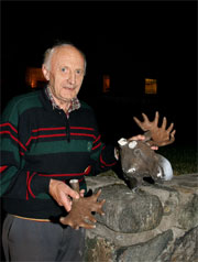 Lars Johan Tveten fra Bamble, med den ødelagte elg-statuen. Foto: Arild Hansen, TA