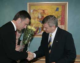 Bondevik overrakte Stoltenberg blomster før han forlot Regjeringsbygget (Scanpix / Cornelius Poppe) Bondevik overrakte Stoltenberg blomster før han forlot Regjeringsbygget (Scanpix / Cornelius Poppe)