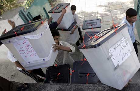 Stemmeurner samles inn i den sunni-dominerte Sadr-byen i Bagdad (Scanpix/Reuters)