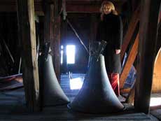 Høyttalerne i det gamle klokkespillet fjernes, og sendes til Ringve Musikkhistoriske museum. (Foto: NRK) Høyttalerne i det gamle klokkespillet fjernes, og sendes til Ringve Musikkhistoriske museum. (Foto: NRK)