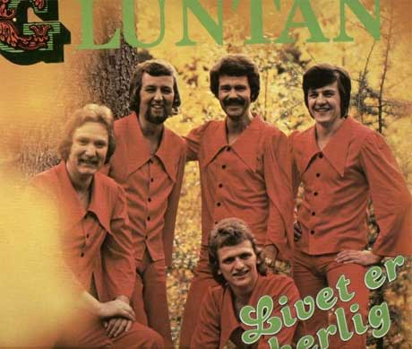 Tøff i pysjamas? Det norske bandet Gluntan koser seg ute i skogen, i sitt pysj-inspirerte røde antrekk. 
