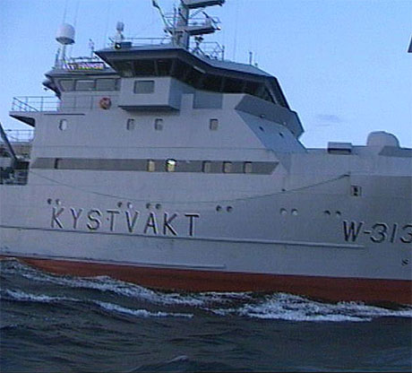 Det er fire båtar frå den norske Kystvakta i området i Barentshavet. (Foto: NRK)