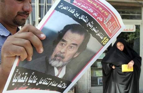 Irakerne har lenge ventet på rettssaken mot Saddam Hussein. Nå innledes den (Scanpix/AP)