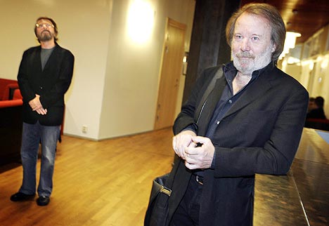 De tidligere ABBA-låtskriverne Benny Andersson (til høyre) og Björn Ulvaeus var mandag i retten i Stockholm for å forsøke å komme fram til enighet om opphavsretten til et musikalmanuskript. Foto: AP / Scanpix.