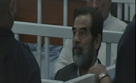 Iraks tidligere president Saddam Hussein i retten i dag. (Foto: Pool)