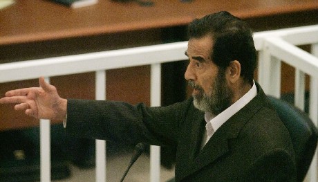 Saddam Hussein nektet  anerkjenne retten da han mtte dommerne i dag. (Foto: Ben Curtis/AFP/Pool/Scanpix)