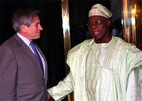 HAR HJULPET TIL: Den nye presidenten i Verdensbanken Paul Wolfowitz besøkte i juni Nigerias president Olusegun Obasanjo. Verdensbanken har de siste 10-15 årene bistått med store økonomiske strukteringsprosjekter i Nigeria. Foto: APF/Scanpix.